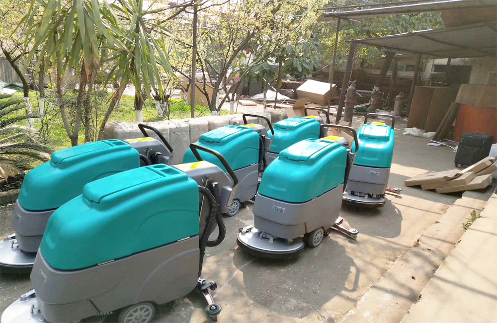 驾驶式洗地机对比手推式洗地机的优势